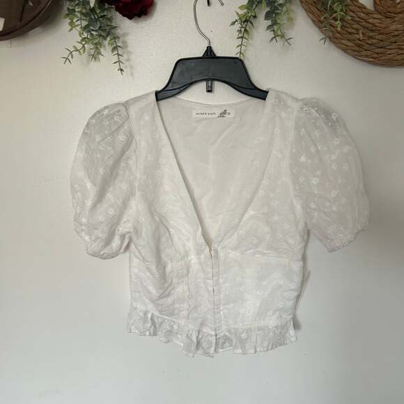 Altar'd State Tops - Altar'd State White Floral Textured Puff Sleeve Hook-and-Eye Crop Top